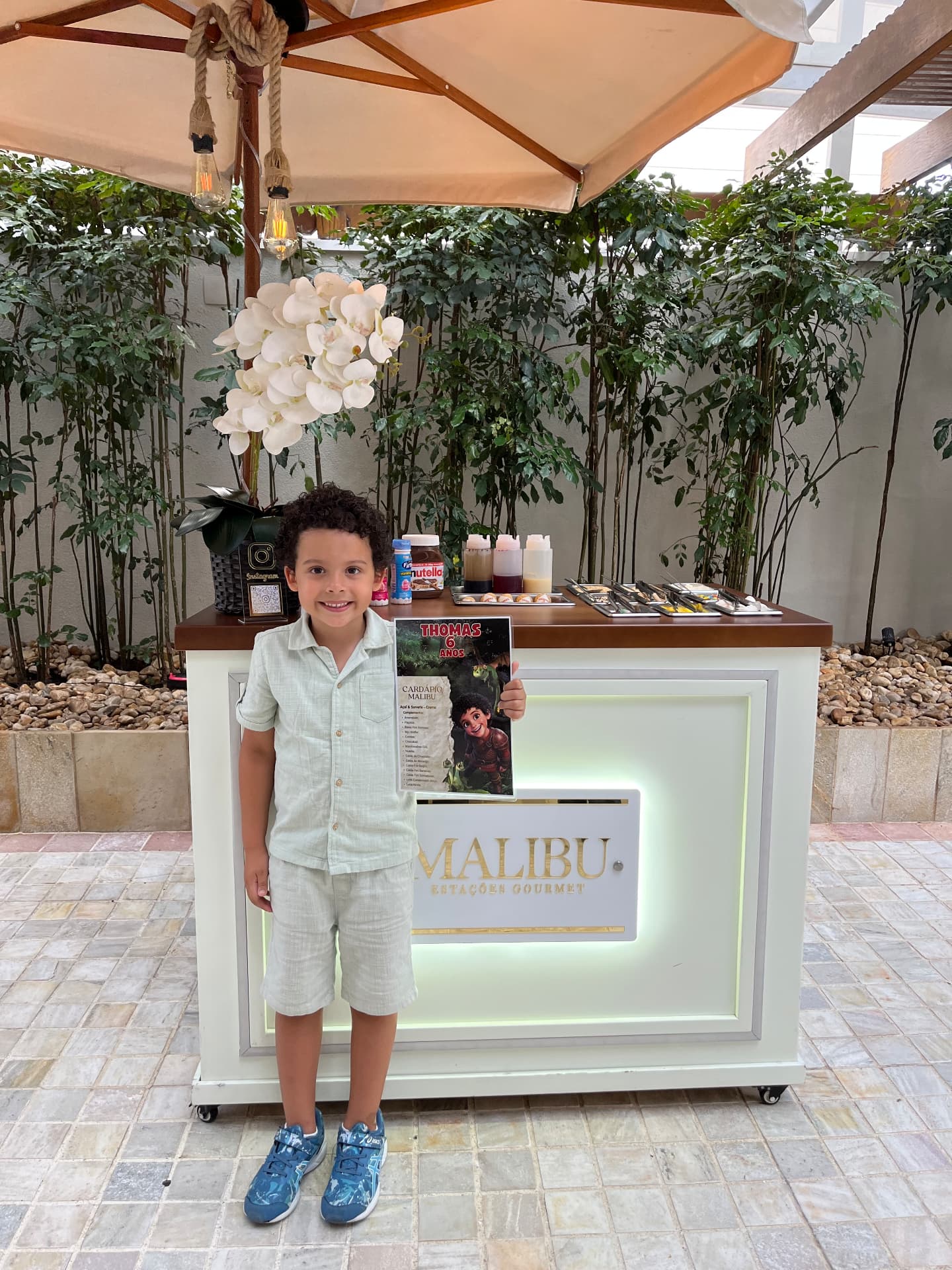 Estação gourmet da Malibu personalizada para festa infantil, com cardápio no tema da festa