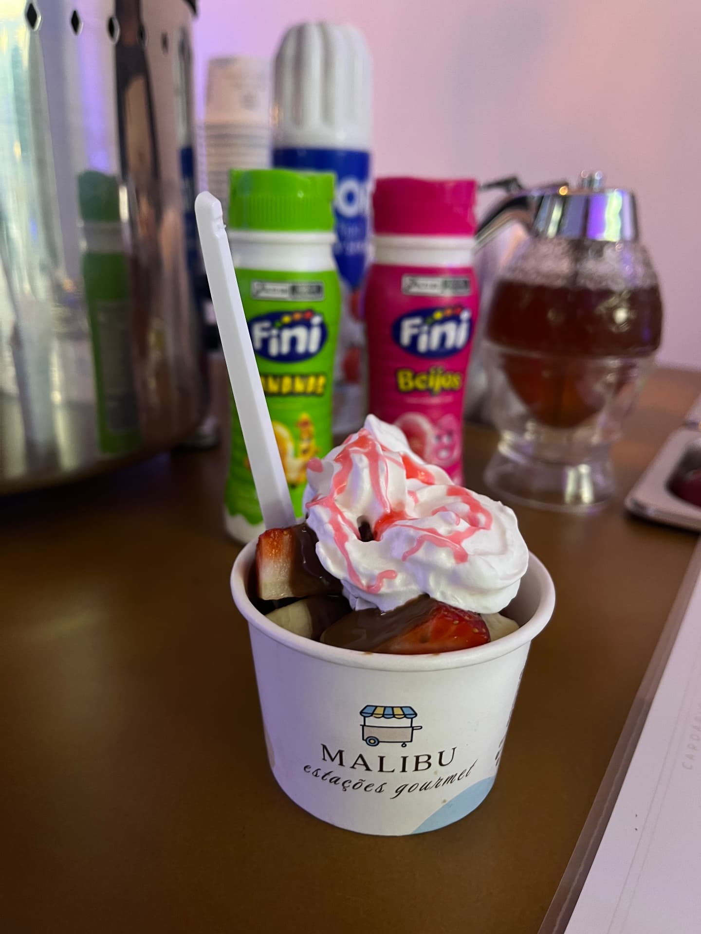 Copo de sorvete com morango, chantilly e calda servido na estação gourmet da Malibu